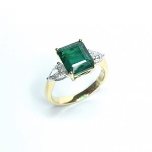 18Ct White Gold Emerald & Diamond Ring