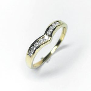 Image of second hand 9ct yellow gold curved diamond ring