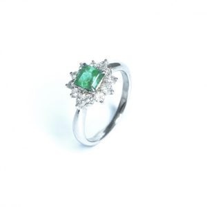 Image of second hand emerald & diamond ring in platinum