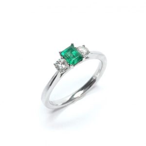 Image of second hand emerald & diamond ring in 18ct white gold